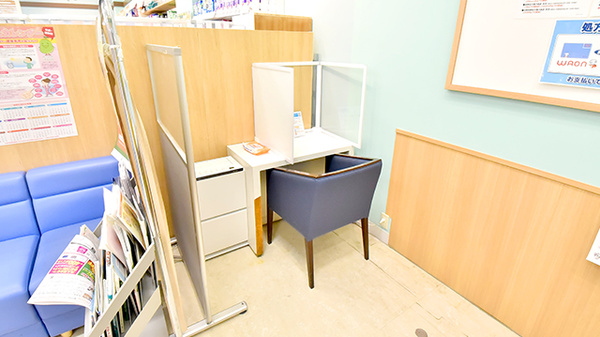 イオン薬局広島府中店の感染予防待合スペース