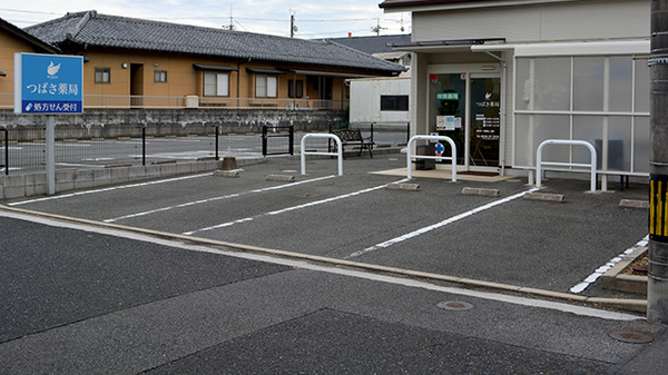つばさ薬局の駐車場
