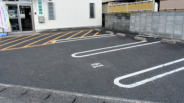 三栄堂薬局の駐車場