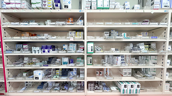 フタミ薬局駅南店の薬棚