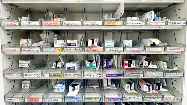 有限会社みどり薬局の薬棚