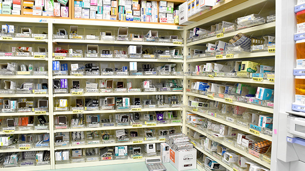 アピス新町薬局の薬棚