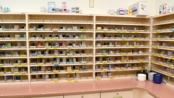 ハッピー薬局美馬店の薬棚