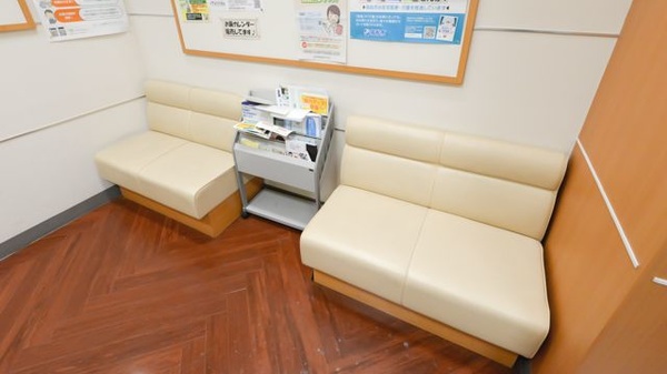 イオン薬局高松店の待合スペース
