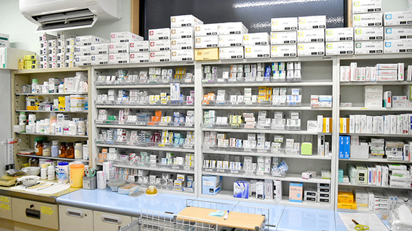 有限会社薬局くすりやオリーブの薬棚