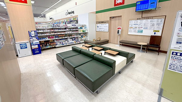 イオン薬局新居浜店の待合スペース