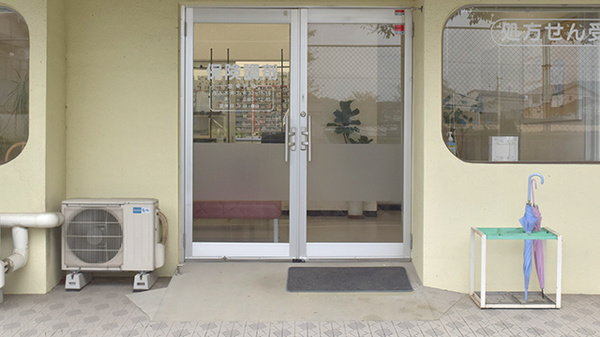 にこにこ薬局小松店の入口