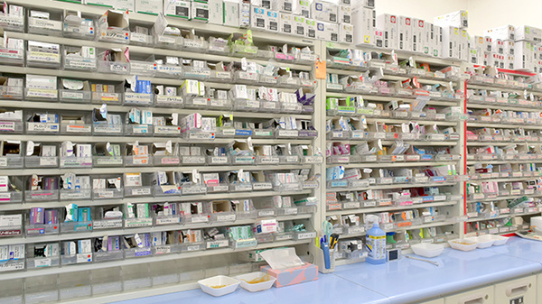 にこにこ薬局小松店の薬棚