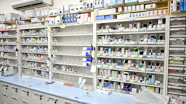 そがめ薬局神拝店の薬棚