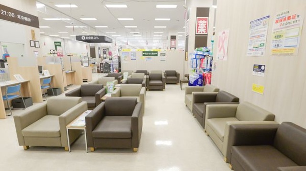 イオン薬局高知店の待合スペース
