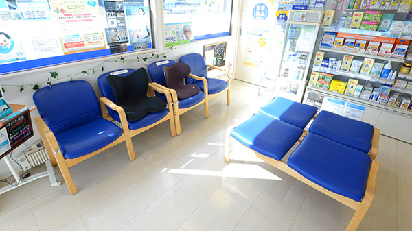 クオール薬局姫野々店の待合スペース