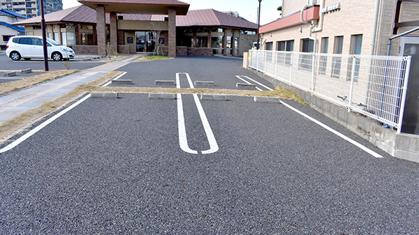 クローバー薬局の駐車場