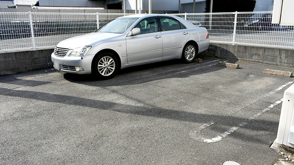 すぎやま薬局の駐車場