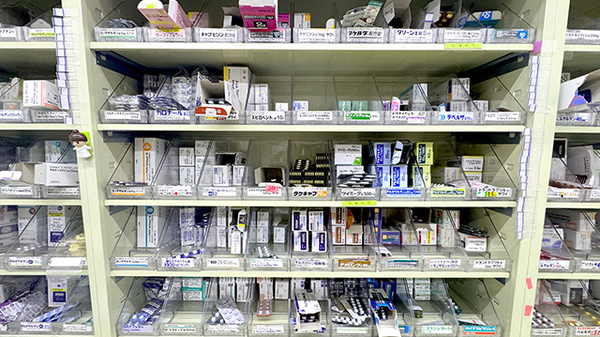 サンプラス薬局三潴店の薬棚