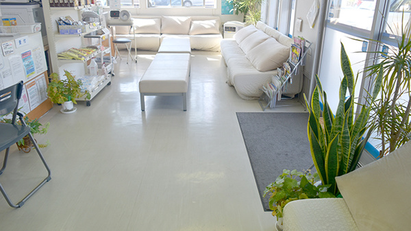 タカサキ薬局　田川店の待合スペース
