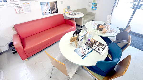 ペリカン薬局川副店の待合スペース