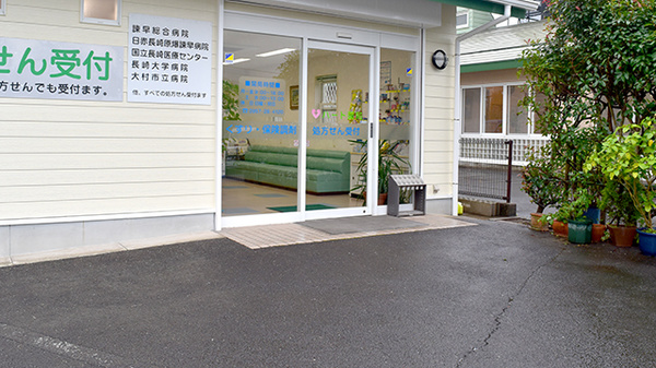 ハート薬局の入口