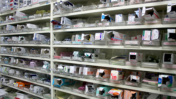 第一調剤薬局賀来店の薬棚