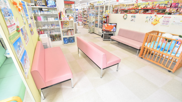 ドラッグイレブン薬局伊敷梅ヶ渕店の待合スペース