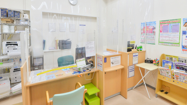 ドラッグイレブン薬局佐敷店の受付/カウンター