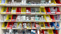 薬局トモズ中延店の薬棚