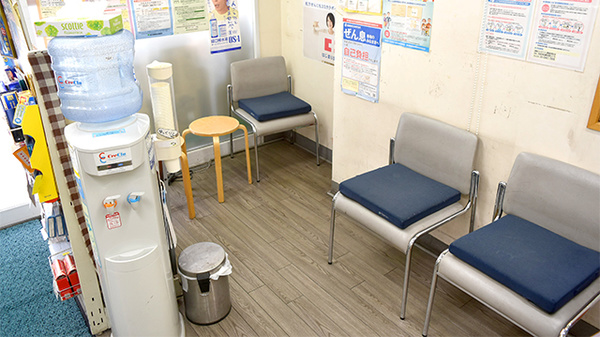 ココカラファイン薬局　喜多見北口店の待合スペース