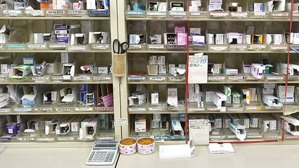 ココカラファイン薬局　入間町店の薬棚