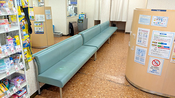 薬局トモズ葛西店の待合スペース