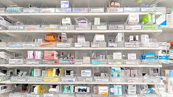 薬局トモズ葛西店の薬棚
