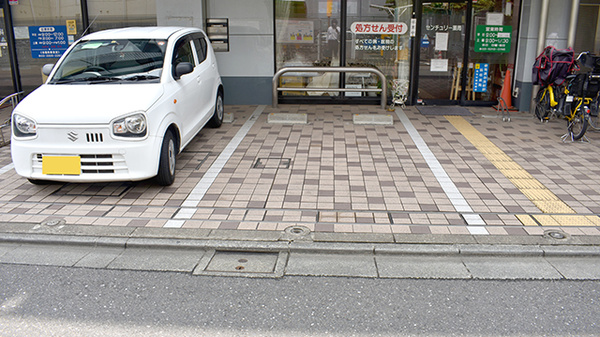 センチュリー薬局の駐車場