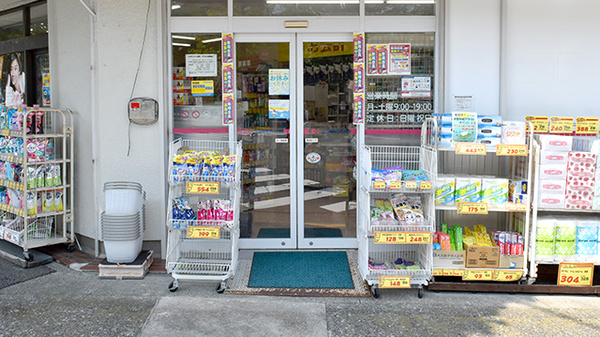 ココカラファイン薬局　すずかけ台駅前店の入口
