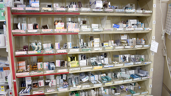 たなべ薬局（分倍河原店）の薬棚