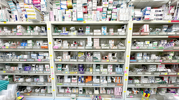 なのはな薬局世田谷店の薬棚