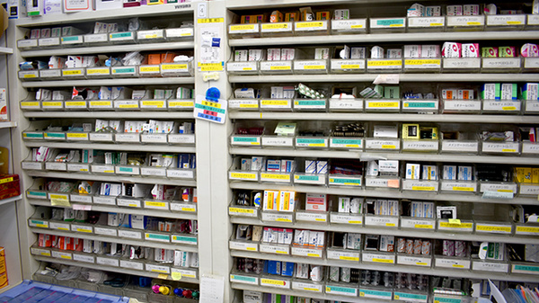 なみき薬局本店の薬棚