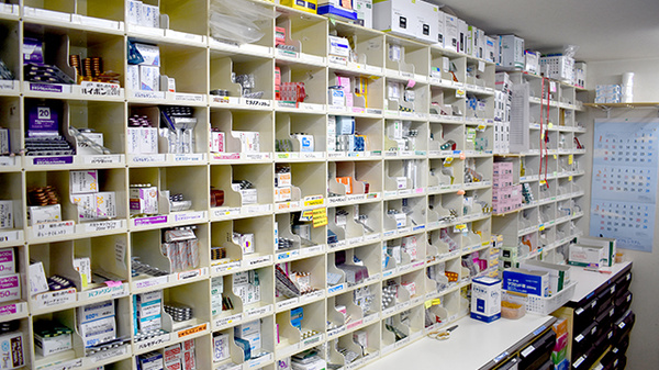 ノムラ薬局　多摩平店（第五小学校前）の薬棚