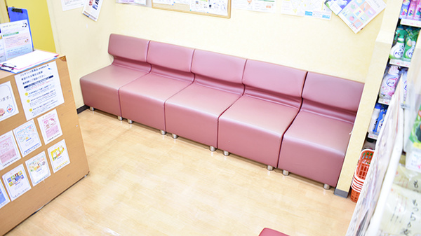 ノムラ薬局　八王子店の待合スペース