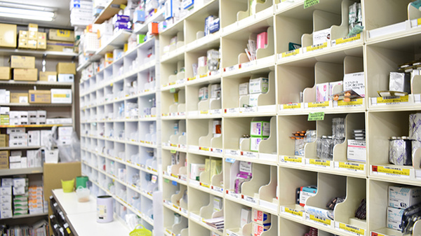 ノムラ薬局　八王子店の薬棚