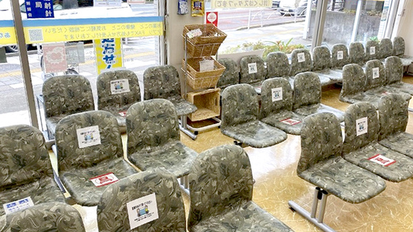 ノムラ薬局　日野市立病院前店の待合スペース