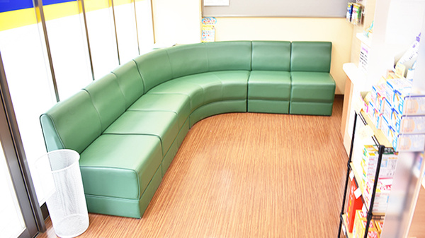 ノムラ薬局 東浅川店の待合スペース