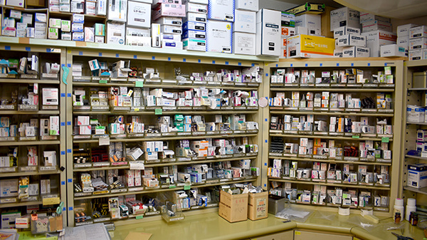 バンビー薬局一番町店の薬棚