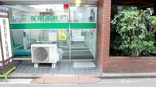 バンビー薬局一番町店の入口