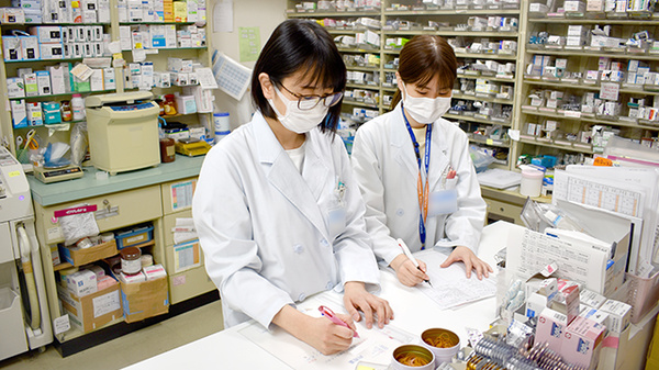 バンビー薬局大井町店の作業風景