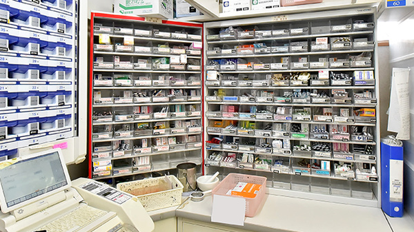 薬のヒグチ薬局 北八王子店の薬棚