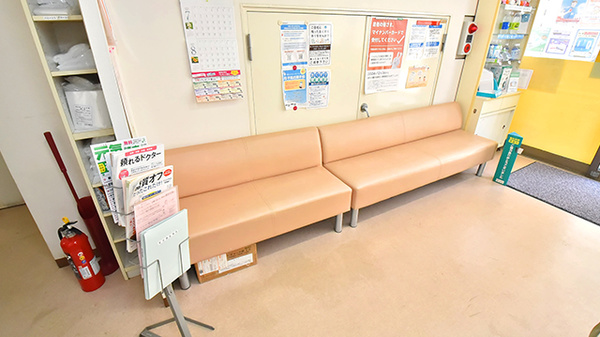 ブロードウェイ薬局駒込店の待合スペース