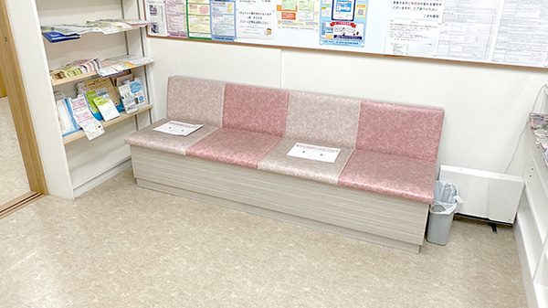 こまち薬局　本町店の待合スペース