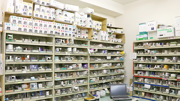 ヤマグチ薬局　砧店の薬棚