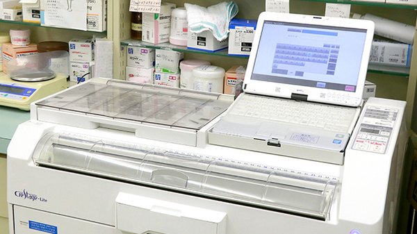ヤマグチ薬局　砧店の調剤器具