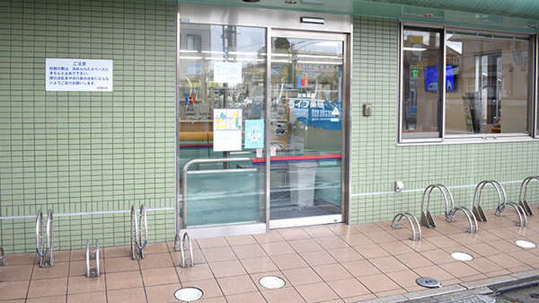 ライフ薬局竹の塚店の入口
