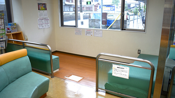 ライフ薬局竹の塚店の感染予防待合スペース