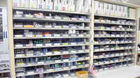 ライフ薬局竹の塚店の薬棚